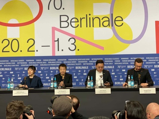  疫情催生文娛“云時(shí)代”：直播、綜藝的創(chuàng)新和電影的危機(jī)