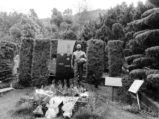 81192王偉墓前，有人送來一架“殲20”